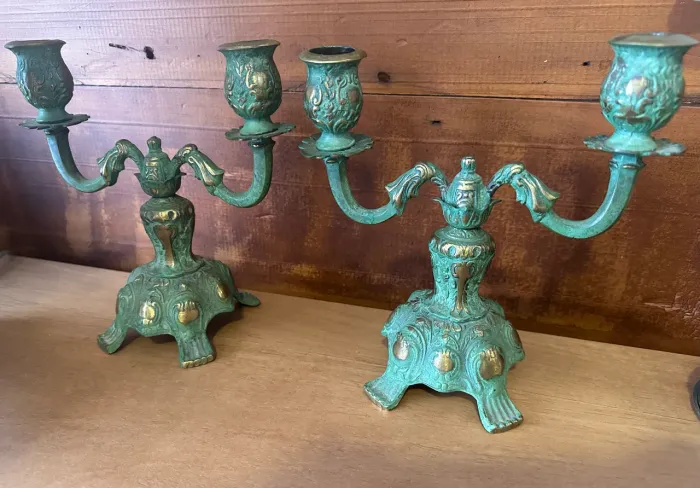 Par de candelabros em bronze maciço 