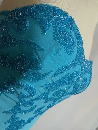 Vestido longo de festa - azul turquesa em degradê - com pedrarias - tamanho M