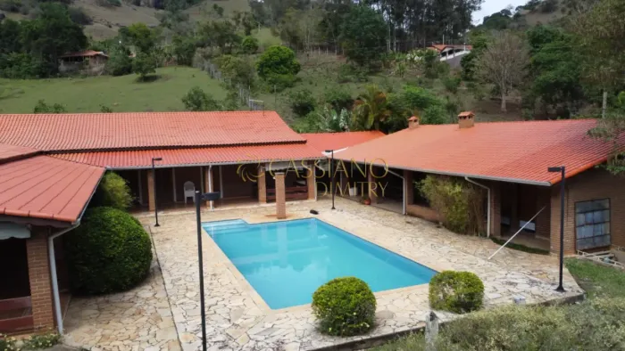 Chácara à venda de 650m² | 03 dormitórios, sendo 01 suíte e 10 vagas de garagem | Cruz Ver