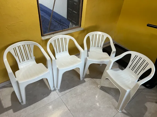 4 Cadeiras plásticas