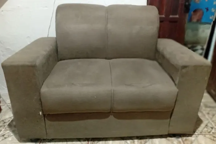 Vendo sofá de dois lugares.