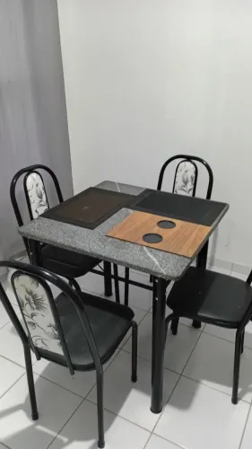 Vendo conjunto de mesa tampo de granito com 4 cadeiras.