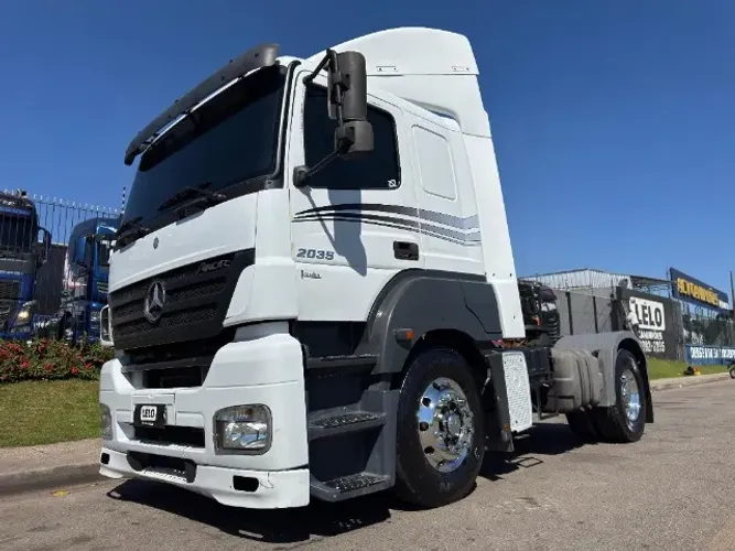 MB Axor 2035 4x2 Ano 2011 Semi Automático Sem Arla e S10 Rodas de Alumínio externas