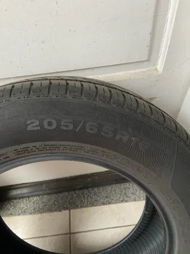 02 pneus semi novos R$ 180,00 cada
