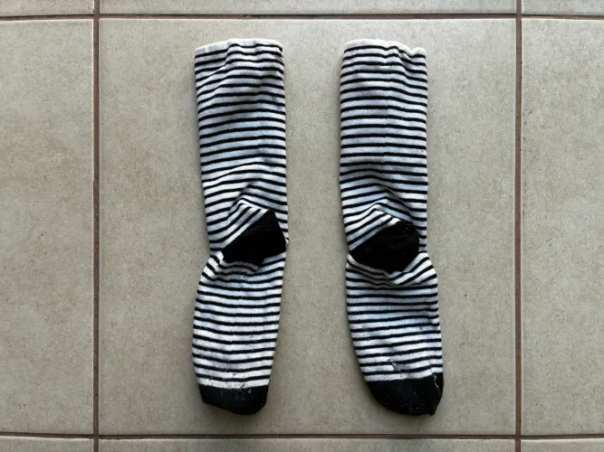 Meias listradas preto e branco (KAFU)