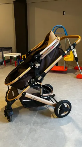 Vendo carrinho de bebê importado 