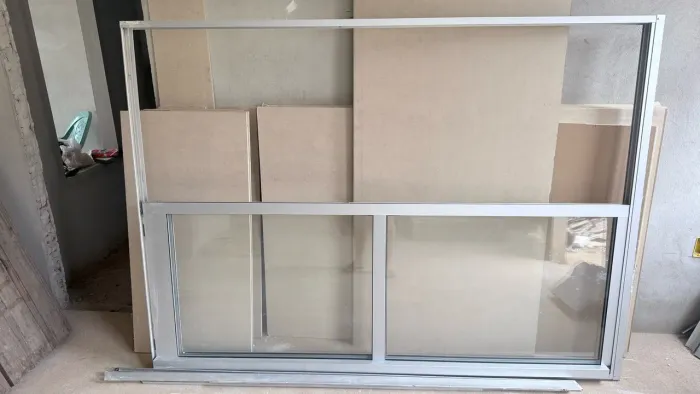 Vendo Porta de Alumínio/vidro, pia de cozinha mais armário.