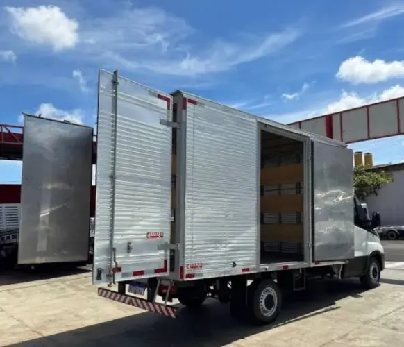 Agrega-se Iveco baú linha seca acima de 20m3