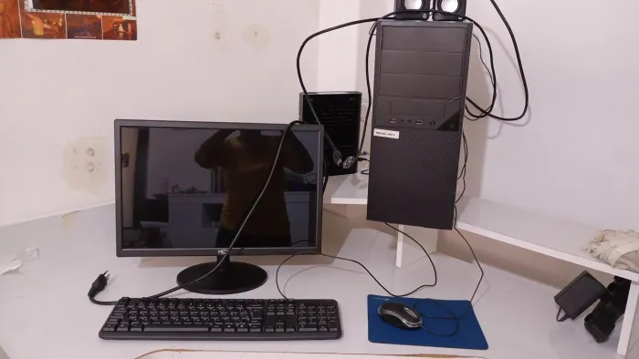 Vendo computador completo e mais teclado, mouse e mesa de escritório