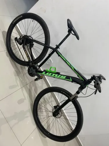 BICICLETA LOTUS SCORPION ARO 29 27V PRETO/VERDE RELAÇÃO SHIMANO ALTUS, PNEUS SWALLOW SEM A