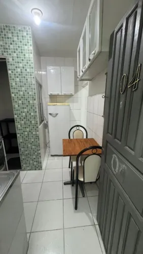 Alugo linda quitinete toda mobiliada prontinha para morar .
