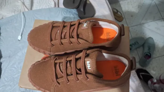 Tenis marrom lindo