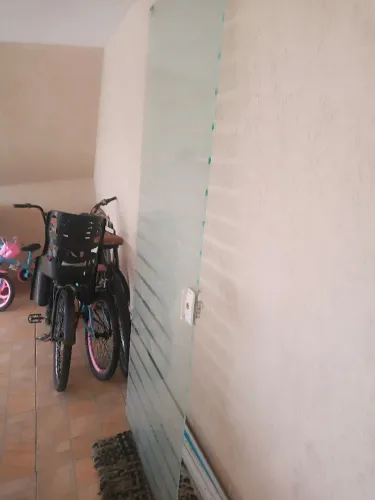 Porta de correr de vidro,com todas as peças e Chaves a retirar