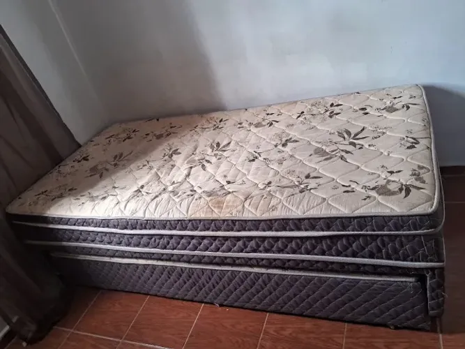 Cama de solteiro com cama auxiliar