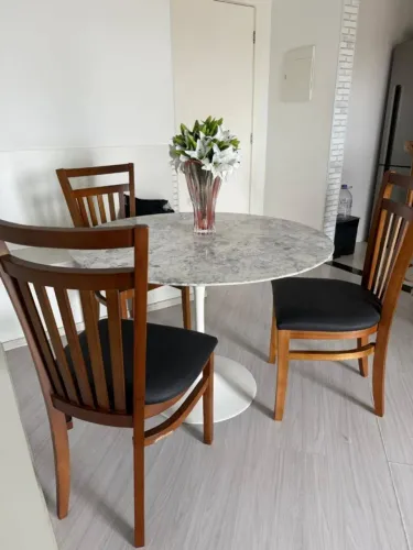 Mesa Tulipa - Base Branco com Tampo de 1,10 em mármore carrara + 3 cadeiras de madeira