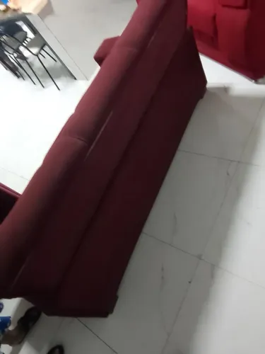 Sofá vinho e confortável