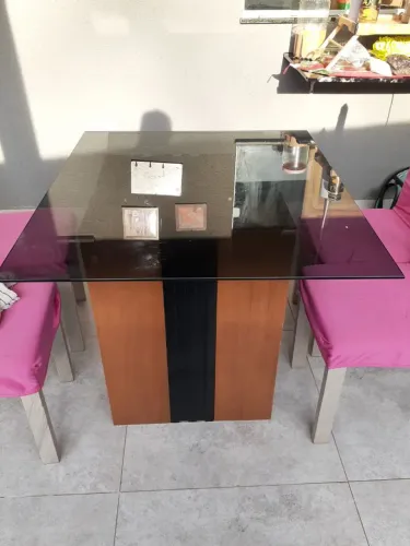 Mesa de Jantar 4 Lugares com Tampo de Vidro Fumê e Base em Madeira