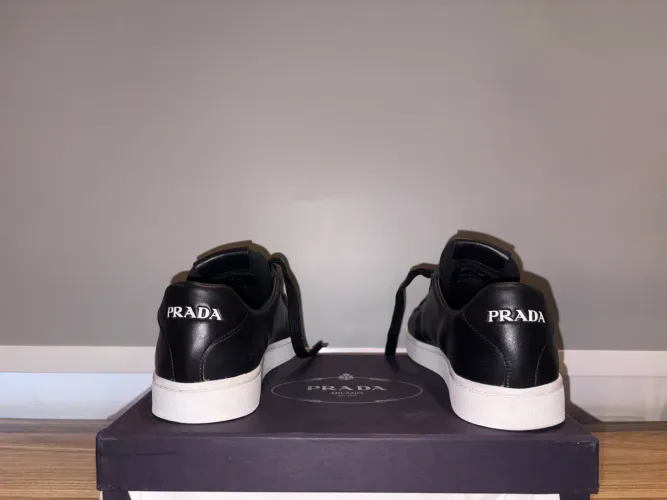 Tênis Preto de Couro Prada