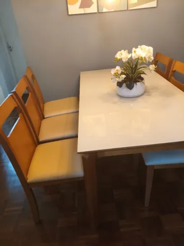 Mesa de jantar de madeira maciça de vidro, laqueada,com 06 cadeiras
