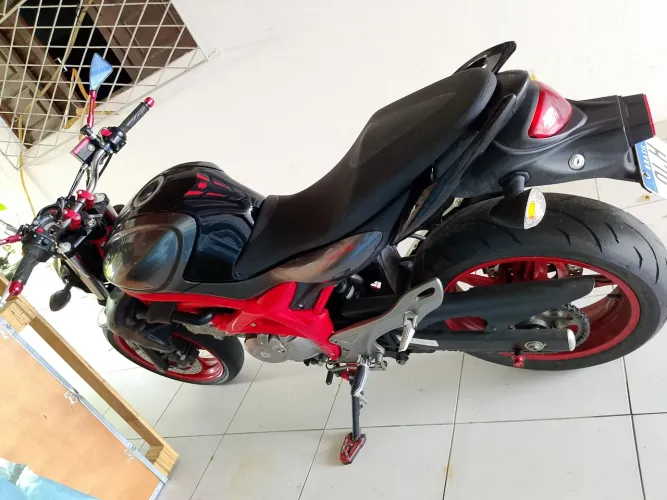 moto Suzuki gladius 650 com 7000km original 