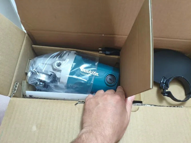Esmerilhadeira Makita 9 polegadas (Nova)