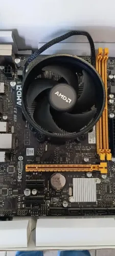 Kit Upgrade: Processador Ryzen 3 2200G + Placa-mãe A320M (com cooler)