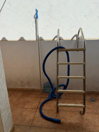 Escada/ Aspirador e Rede de Folhas p/ Piscina