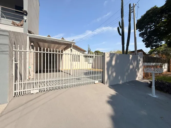 Casa para alugar em Maringá, Conjunto Habitacional Itatiaia, com 2 quartos, com 94 m²