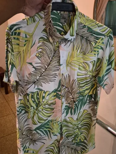 Camisa se botão estampada ramada florida