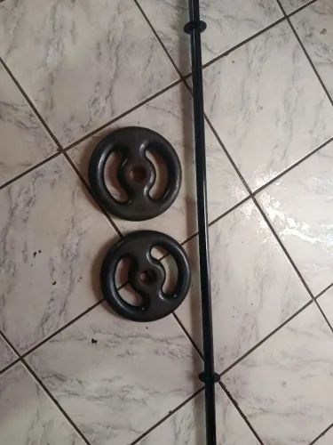 Barra com duas anilhas de 5 kilos