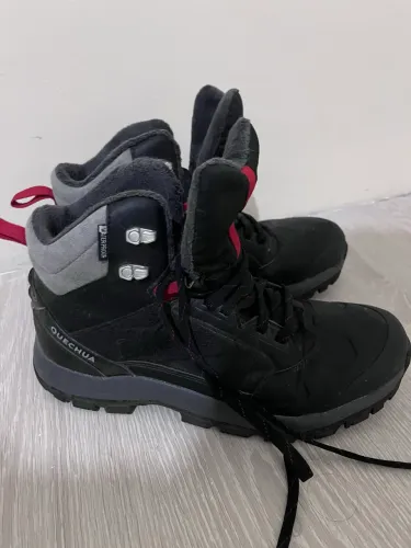 Bota de trilha e neve impermeável Decathlon.