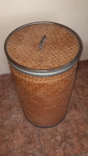 Cesto roupeiro em papelão de alta resistência e acabamento externo em palha. Com tampo