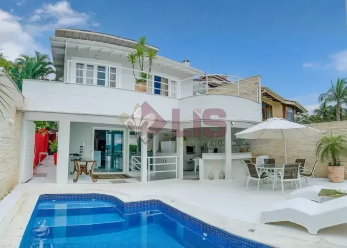 Mansão com 3 andares na Praia da Cocanha, Condomínio com vista mar, 6 dormitórios.