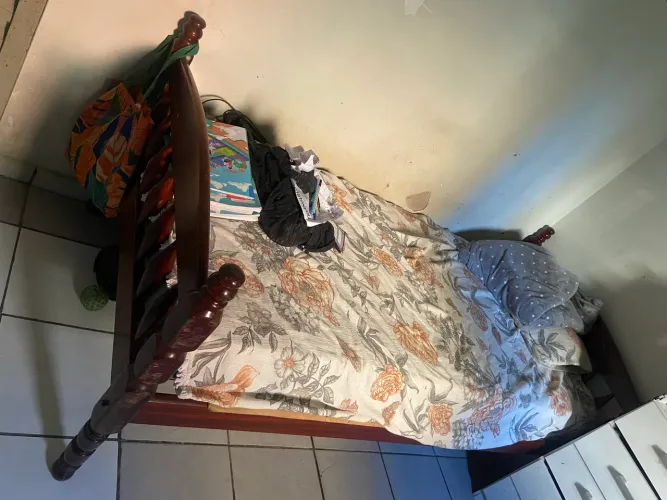 Cama solteiro de madeira