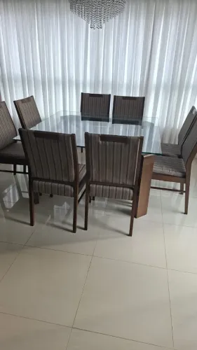 Mesa quadrada com 8 cadeiras