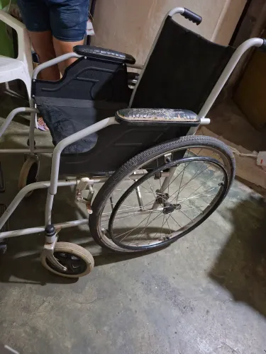 Vende-se cadeira de roda