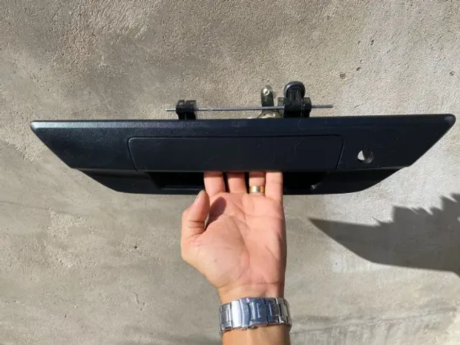 Maçaneta Puxador Tampa Traseira Caçamba Hilux 2016 a 2019 Preta - Original / Semi-nova