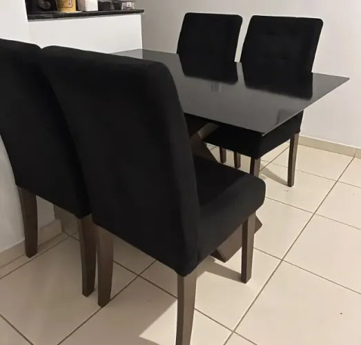 Mesa com as 4 cadeiras 