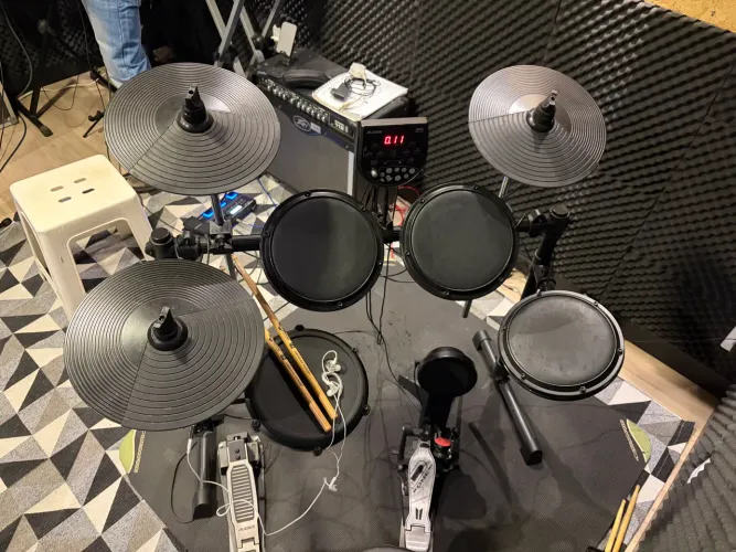 Bateria Alesis DM6 eletrônica 