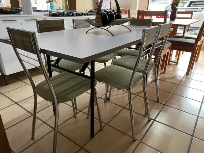 Mesa com 6 cadeiras