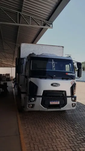 Caminhão baú disponível pra venda