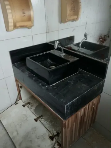 Bancada de Granito Preto com Cuba de Apoio Preta e Torneira