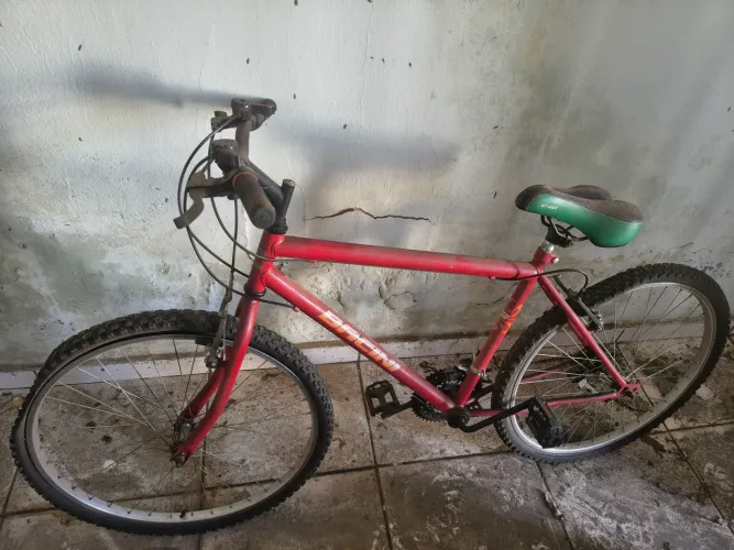 Bicicleta pra venda rápida necessita manutenção esta parada