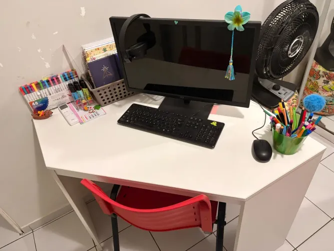 Mesa de Escritório / Estudos - Compacta e Funcional