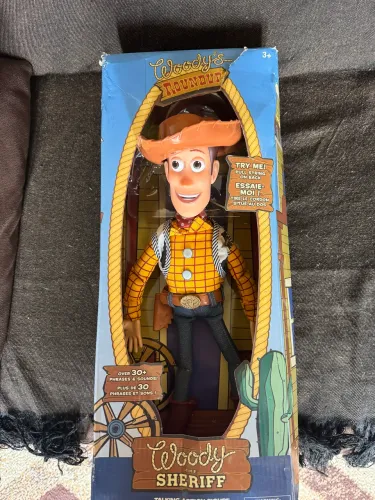 Boneco Woody fala em inglês