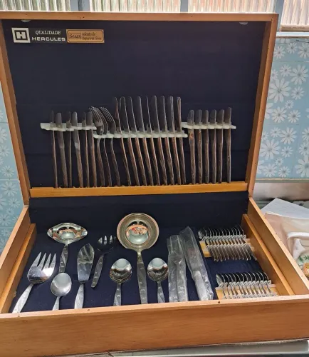 Faqueiro  Hércules Estrelinha,  inox, com 130 peças,  ano de 1979  nunca usado.