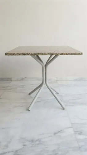 Mesa de Granito Quadrada com Pé Central em Ferro
