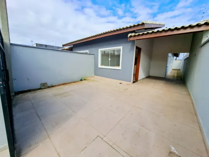 Casa moderna e reformada com 3 quartos, suíte e quintal no Daville R$ 2.200 com IPTU incl