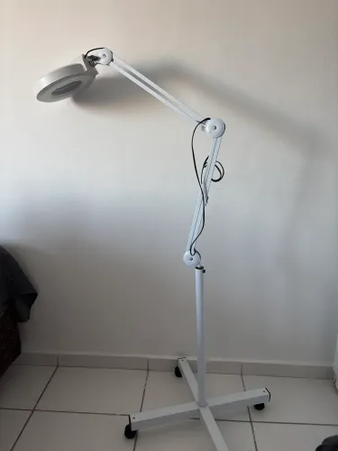 Lupa tripé e luminária