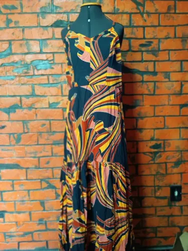 Vestidos, saias e blusinhas no precinho.